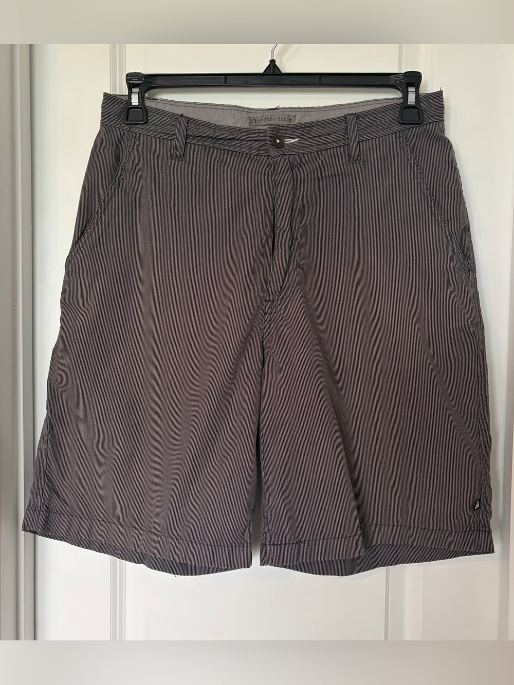 Geoffrey Beene Men's Gray Corduroy Flat-Front Shorts
Size 32